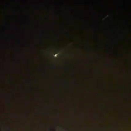 宜蘭夜空出現巨大光點掉落。（擷取自宜蘭知識+）