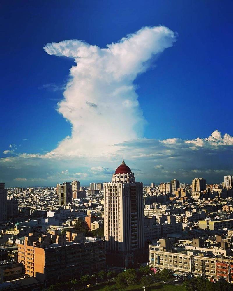 黃姓網友昨日拍到「皮卡丘」出現空中。（黃姓網友提供）