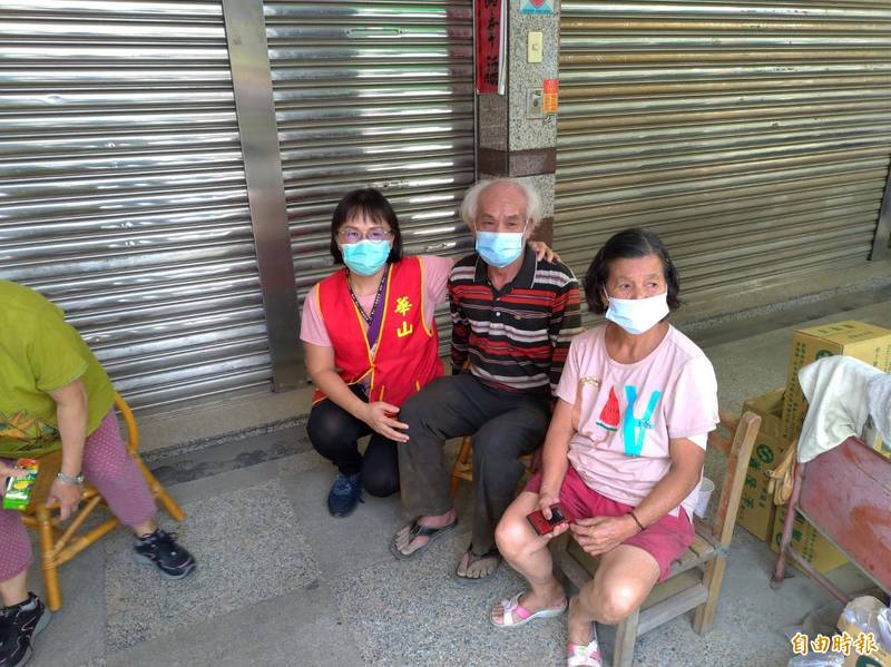 蔡富進（中）與謝阿葉（右）暫時被安排到旅館居住。（記者張軒哲攝）