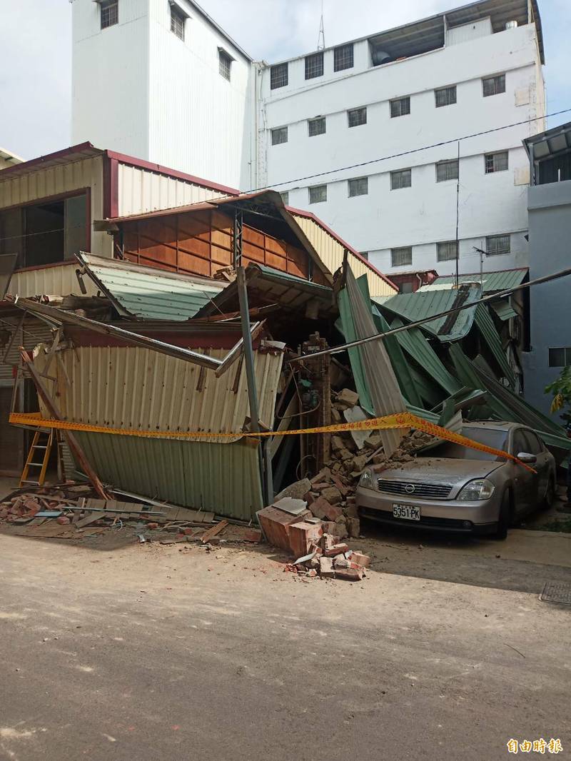 潭子街一處老屋6日倒塌。（記者張軒哲攝）