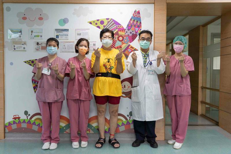 光田綜合醫院醫療團隊,順利治療新北重症婦(中)康復。(記者張軒哲攝) 光田綜合醫院醫療團隊,順利治療新北重症婦(中)康復。(記者張軒哲攝)