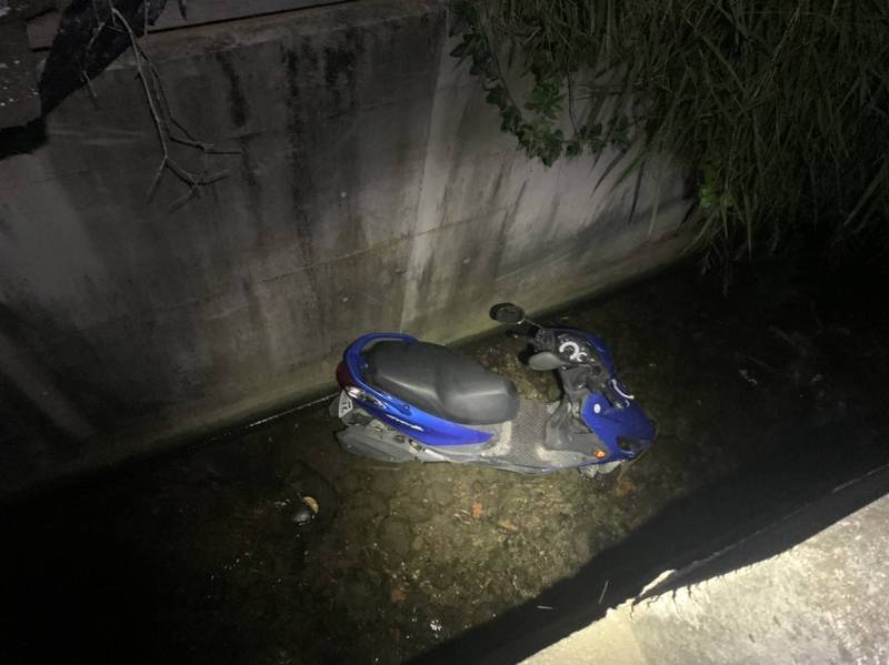 消防隊後方傳來救命聲，一看竟是老翁跌落深溝。（苗縣消防局提供）