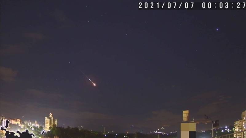 火流星劃過夜空爆閃嘉義蘭潭國小天文台錄下星空地景絕美畫面 生活 自由時報電子報