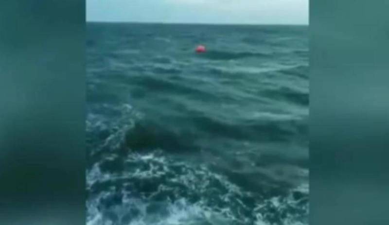 中媒报导，6月28日，一艘拖船因为风浪，船上1人落海。（撷取自微博）(photo:LTN)