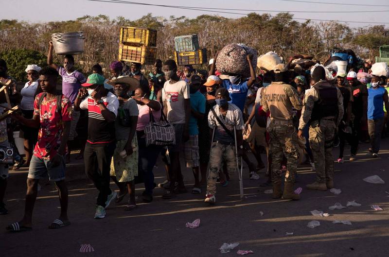 海地的总统遇刺身亡后，邻国多明尼加宣布关闭陆地边界，图文日前民众透过两国边界的资料画面。（法新社）(photo:LTN)