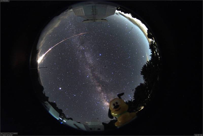 今晨網路傳出，台灣上空有很亮的「火球」劃過天空，許多縣市的網友都表示有看到，中央大學天文研究所鹿林天文台也PO出相關畫面，並指該顆「火球」其實是流星，並指這是「超級猛的一顆」、「爆閃四次」。（圖擷自鹿林天文台臉書）