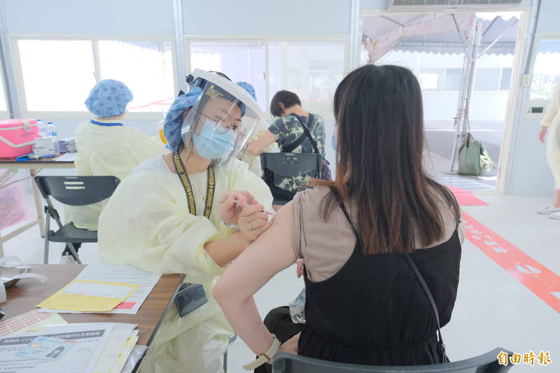 新竹縣第7類疫苗施打對象中的幼兒園及兒童課後照顧中心教職員工今（8日）開打疫苗，預計首日接種896人。 （記者廖雪茹攝）