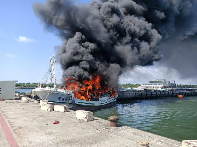 將軍區新漁港下午傳漁船起火，南市消防局獲報，立即派遣17車40人趕往，漁船全面起火燃燒，幸無延燒，也無人傷困，起火原因仍待進一步調查。（讀者提供）