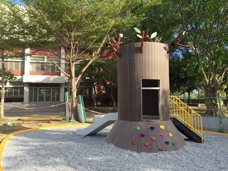 台南市長安國小效法日本公園遊戲場的作法，以「樹」造型遊戲設施融入校園自然景觀。（圖由台南市教育局提供）