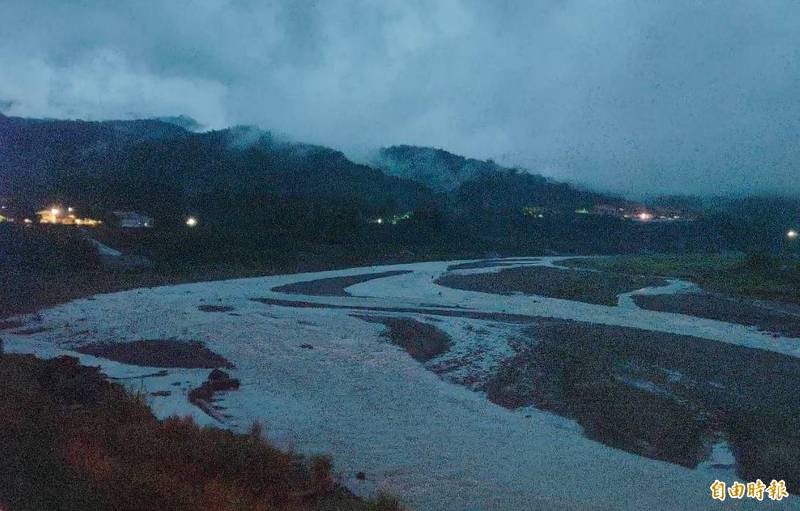 高市今晚下大雨，六龜區達到大雨等級。（記者陳文嬋攝）