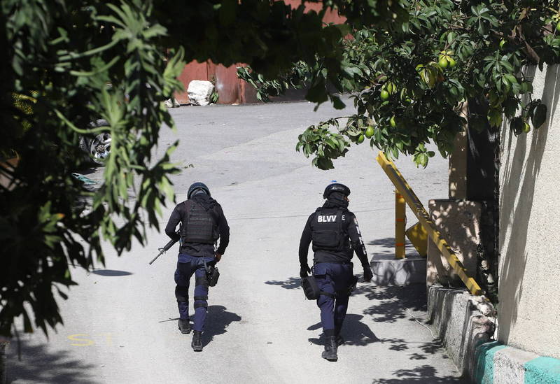 海地警方宣布，涉嫌犯案的4名傭兵已被擊斃，另有2人落網，目前仍有嫌犯在逃。（路透）
