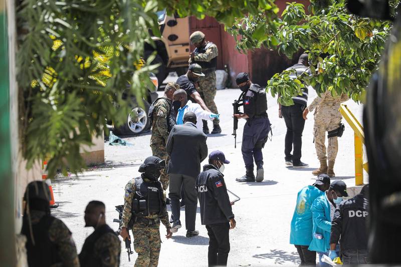 大批海地警察與法醫在首都太子港的總統官邸外尋找相關證據。（法新社）