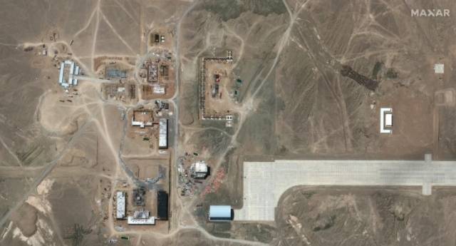 美国航太公司「Maxar Technologies」拍摄到的卫星照片显示，中国新疆罗布泊沙漠的神秘机场，正在兴建约12座大型建筑物。（图翻摄自推特）(photo:LTN)