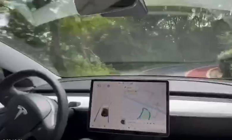 中國1名男子帶著女友開著特斯拉Model 3，卻在自動輔助轉彎時「洗溝撞樹」，影片在網路上瘋傳。（圖取自微博）