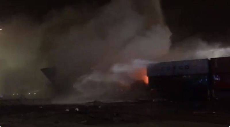 阿拉伯联合大公国大城杜拜的一处港口于7日深夜发生大爆炸，据指为一艘停在港口的货柜轮起火引发，事发后杜拜媒体办公室也在推特分享现场画面。（图撷自Dubai Media Office推特）(photo:LTN)