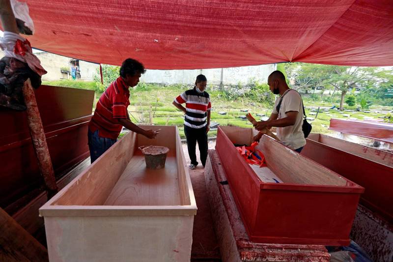 印尼棺材制造商在雅加达殡仪馆内为武汉肺炎（新型冠状病毒病，COVID-19）死者制作棺材。（路透）(photo:LTN)