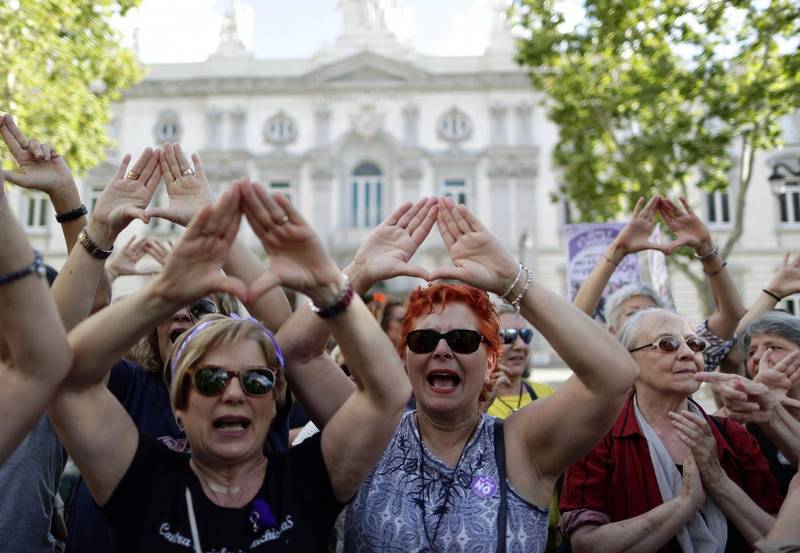 西班牙国会于6日通过新立法草案，将未经双方同意的性行为认定为性侵，并加重对性骚扰罪行的罚责，这项新的立法改革，将会为受害者的权益带来更多保障。图为西班牙女性街头抗议照。（美联社）(photo:LTN)