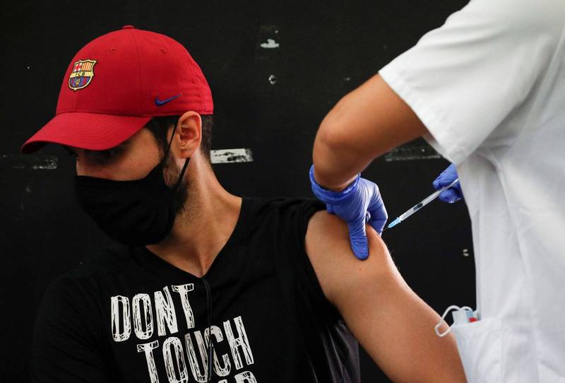 西班牙未接種疫苗的年輕人現已成為病毒傳播的破口，目前已有多個地區開放年輕人施打疫苗。（路透）