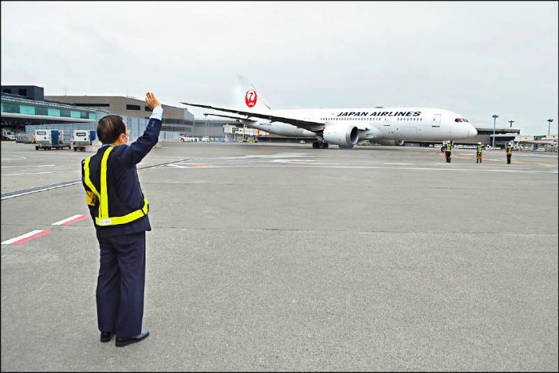 日本第二波贈台疫苗，駐日代表謝長廷至成田機場目送班機起飛。（駐日代表處提供）