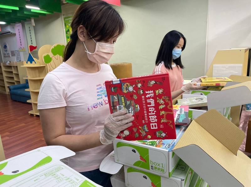 花蓮市立圖書館「防疫閱讀箱」，每本書均會經紫外線除菌箱消毒後才會裝箱寄出。（花蓮市公所提供）