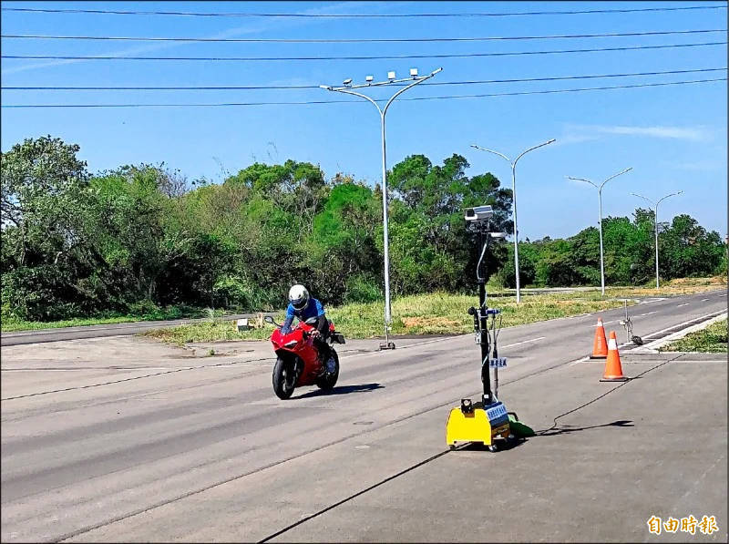 聲音照相上路半年來成效良好，受到住在道路旁的民眾歡迎，但也衍伸出車主為避免噪音受罰而奇招百出。（記者羅綺攝）