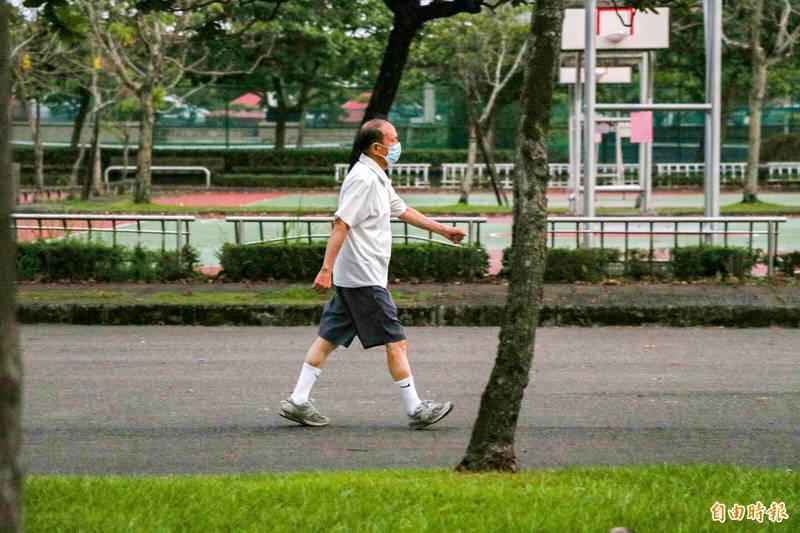 13日起微解封，宜蘭縣政府宣布開放民眾使用宜蘭運動公園、羅東運動公園、高中以下校園戶外空間。（記者蔡昀容攝）