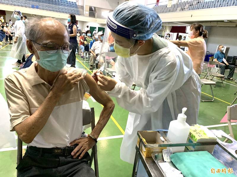 中市開放70到74歲長者在快打站施打。（記者蔡淑媛攝）