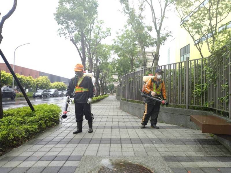 在全民疫苗施打覆蓋率還不足前，仍然要提防社區隱形播鏈的驚人威力。圖為消毒畫面。（資料照）