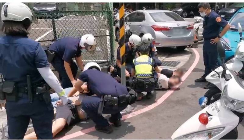 新北警三重分局獲報趕抵，帶隊所長吳家森（右1）確認惡煞擄人後，當場霸氣喝斥壓制4煞。（記者吳仁捷翻攝）