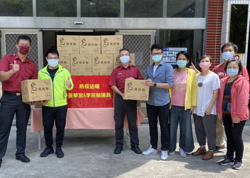 台南市鹽水黃華宮今天（10日）代表笠間稻荷神社，捐贈1000份雞絲麵給南市消防局第一大隊。（議員李宗翰服務處提供）