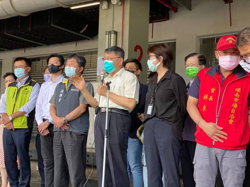 中央流行疫情指揮中心和台北市政府本月2日共同在環南市場開記者會。（取自黃珊珊臉書）