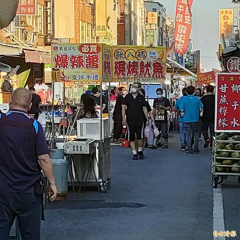 台東縣26日前仍全面禁止餐廳內用，夜市也僅提供外帶、不得內用及邊走邊吃。（記者陳賢義攝）