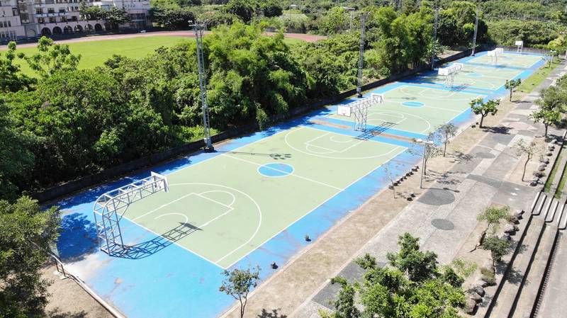 頭城鎮立運動公園總共有4座籃球場，靠外側的2座將改建成風雨球場。（頭城鎮公所提供）