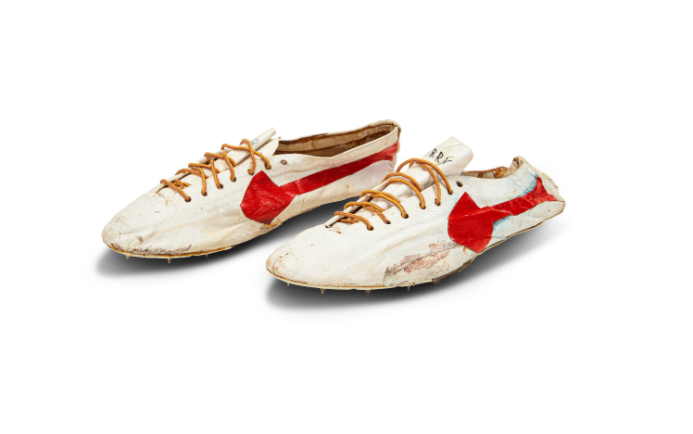 NIKE共同创办人鲍尔曼（Bill Bowerman）手工制作的一双田径鞋，在拍卖会上可能会卖出120万美元（约台币3300万元）的高价。（图翻摄自苏富比）(photo:LTN)