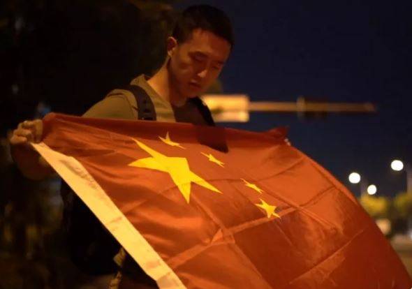 中国官媒今（10日）报导，1名中国男子前往约旦旅游，搭乘抢匪驾驶的计程车，中国男子拿出中国五星旗给对方看，对方发现自己他竟然是1名中国人，立刻把他赶下车。（图取自微博）(photo:LTN)