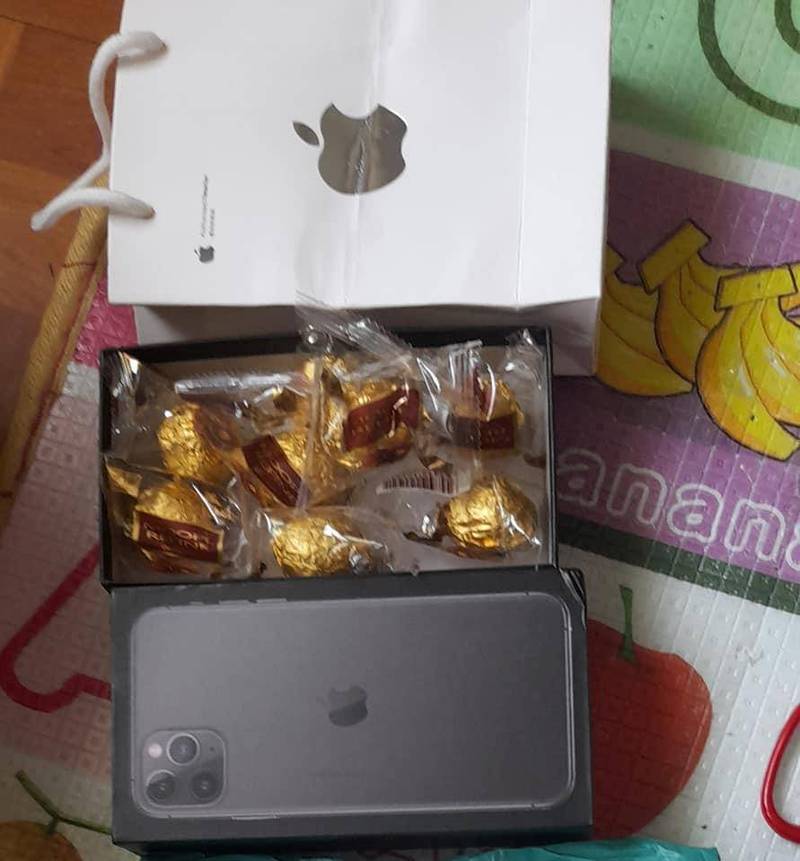 網友今發文說，室友慘遭詐騙，網購iPhone手機，盒子一打開竟是滿滿「巧克力」！（圖擷取自臉書社團「爆料公社」）