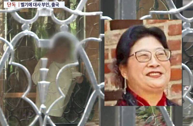 比利时驻南韩大使莱斯库耶（Peter Lescouhier）的中国裔妻子相雪秋多次爆出暴力丑闻，离境时竟然有如明星看见粉丝般笑着挥手，夸张行径全被媒体拍下。（翻摄自《TV朝鲜》，本报合成）(photo:LTN)