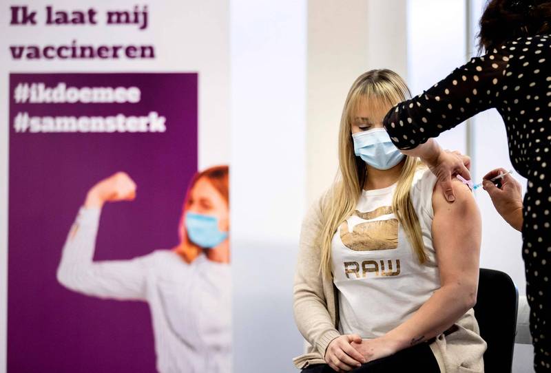 荷兰自6月26日解封，2週内单日新增确诊病例从500例飙升至近7000例。图为去年初荷兰护理人员接种疫苗。（法新社档案照）(photo:LTN)