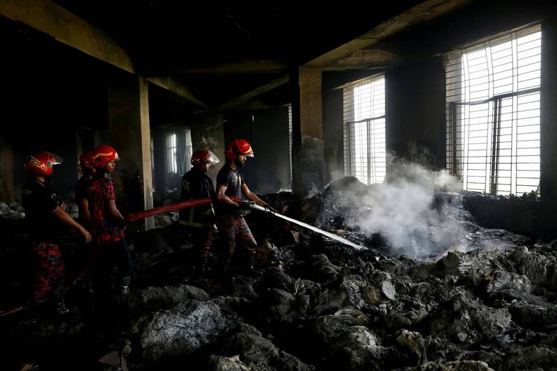 厂房内堆积的易燃物质让消防人员难以控制火势，现场满目疮痍。（路透）(photo:LTN)
