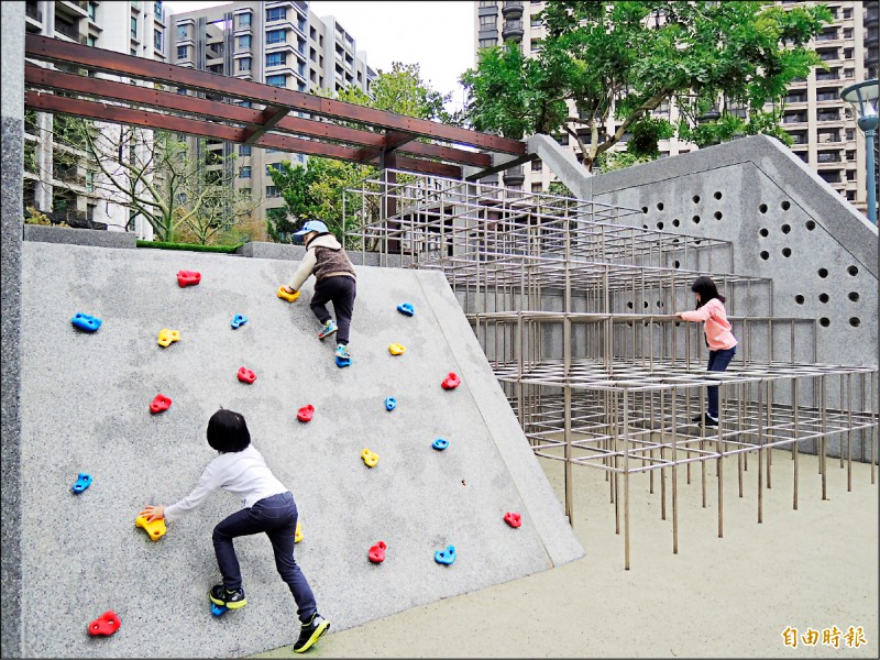 三級警戒前小朋友在公園玩樂狀況。（資料照，記者洪美秀攝）