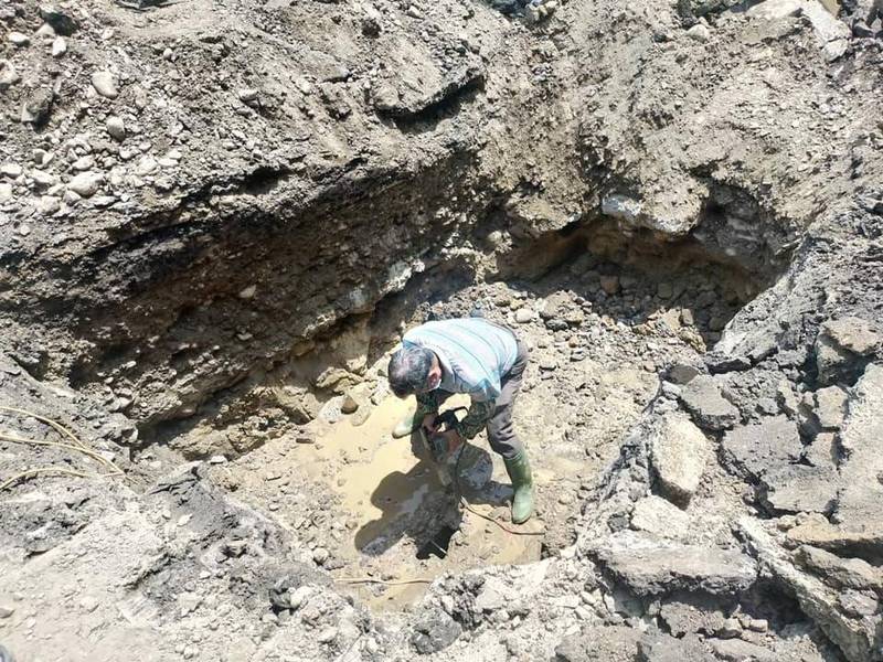落石狂砸受波及,大湖鄉公所搶救歷史活寶100年穿窿圳。(胡娘妹提供) 落石狂砸受波及,大湖鄉公所搶救歷史活寶100年穿窿圳。(胡娘妹提供)