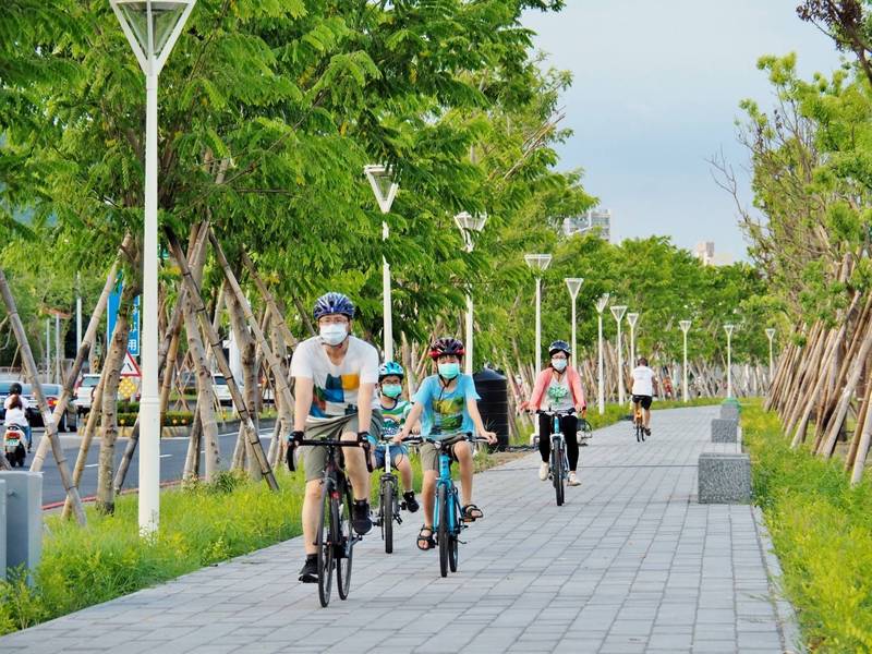 民眾戴著口罩，開始在鐵路地下化綠園道附近慢跑、騎腳踏車。（高市府提供）