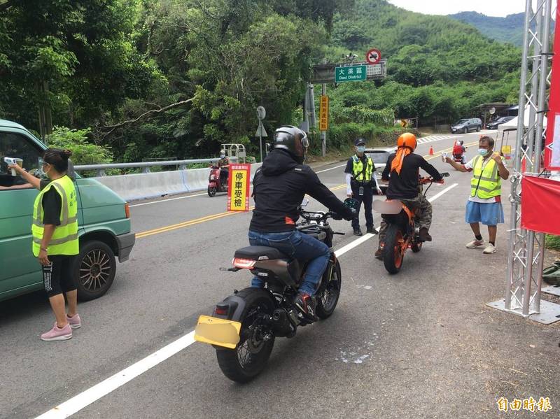 復興區管制站幫入山遊客量測體溫，車一多造成塞車；復興區公所宣布13日起不撤站、不再量體溫 。（記者李容萍攝）