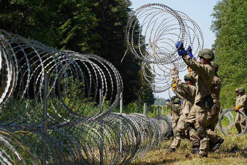 立陶宛士兵正在国界上搭建铁丝网。（路透）(photo:LTN)