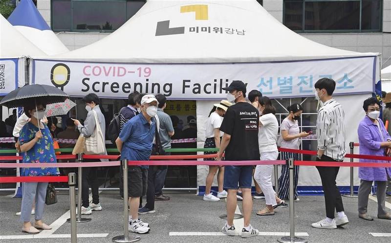 The Department of Disease Management of Korea stated that as of 0:00 on the 11th, there were 1,324 newly diagnosed cases of COVID-19 in the country in a single day. The picture shows people in Seoul waiting in line for COVID-19 nucleic acid testing on the 9th.  (Central News Agency)