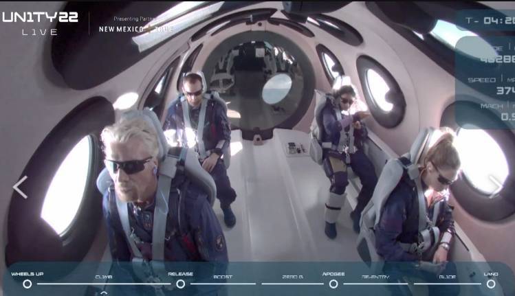 布兰森（左下）与太空船上的2名驾驶、4名乘客（包括布兰森及3名维珍员工）一同展开这趟太空旅行。（图翻摄自Virgin Galactic 直播）(photo:LTN)