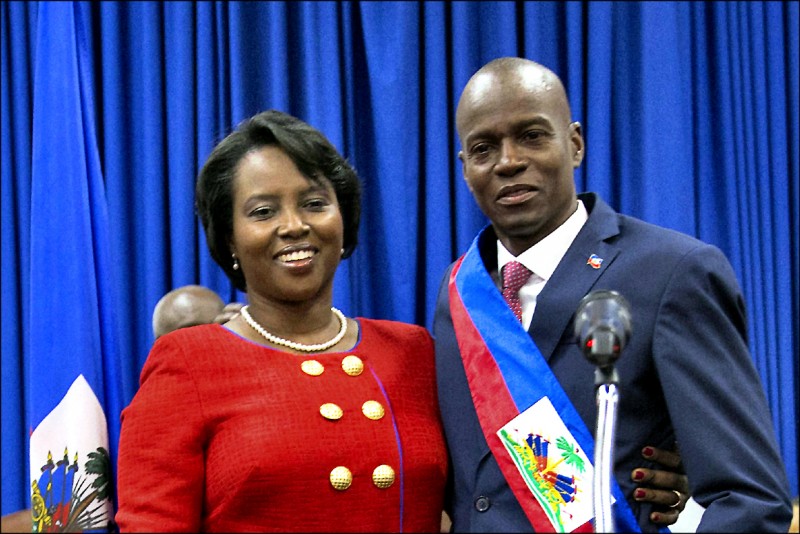 海地总统夫人玛婷在美国佛罗里达州治疗，十日首度发表公开声明。图为摩依士二○一七年就职时与玛婷合影。（欧新社档案照）(photo:LTN)