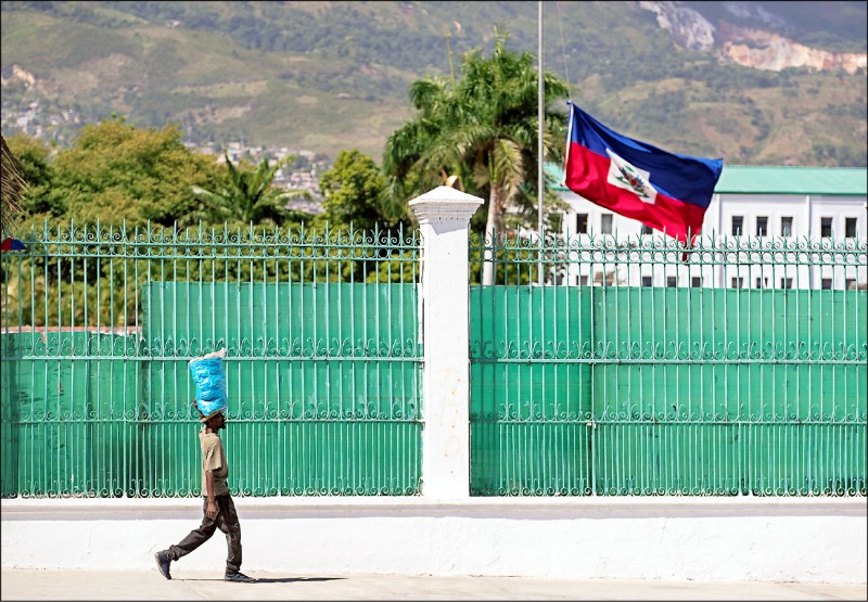 海地总统府「国家宫」十日降半旗，哀悼遭枪杀的总统摩依士。（欧新社）(photo:LTN)