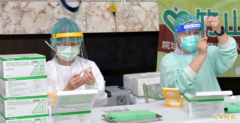 南投縣護理人員整理、檢視莫德納疫苗情形。（記者謝介裕攝）