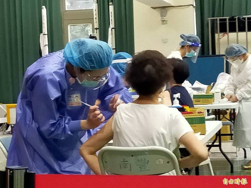 中央開放50歲以上民眾預約武肺疫苗 中市議員作法大不同 - 生活 - Vimarsana News